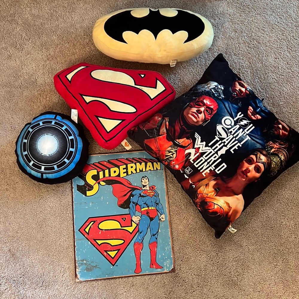 Superhero 5 piece set of pillows and metal sign